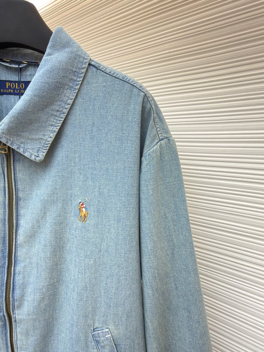 Ralph Lauren colorful embroidered denim jacket ●Original version: Purchased and developed for 2690 ●Item number: 1681834-B15 ●Material: cotton denim fabric ●Technology: embroidery production ●Color: blue ●Version: Fitted version ●Weight: about 460 grams ●Size: S-M-L-XL ●Description: Custom dyed cloud-like plain cotton denim Soft and silky Comfortable and skin-friendly Mist indigo A denim poem dyed with time The exquisite colorful pony logo on the left chest jumps into indigo, which is highly recognizable. It carries an atmosphere of freedom and vitality. It is a symphony of pure and smart colors. The neckline is neatly folded. The details that are stunning at a glance are critical. The classic is reconstructed with a neat silhouette. Even walking is designed to be easy. Imported machine embroidery technology is used. Advanced computer control systems and precision mechanical components are used to realize colorful pony embroidery operations. High precision. The lines are smooth and delicate. The template machine opens the bag. The preset template guides the position, shape and size of the bag opening. The accuracy ensures the quality of the bag opening effect. The hem is made at one time using a three-needle waist-drawing machine. The elastic band and the fabric are sewn together in the same process using the special needle position and feeding mechanism of the machine. The three-needle design is stronger and can evenly distribute pressure. Make sure the elastic band is closely attached to the fabric, use the washing and frying process, give priority to the special desizing agent, and then soak the fabric in it to evenly receive the sizing. After desizing, finally rinse it. The workmanship is extremely complicated and the loss is high. The overall wiring is straight and delicate, the fabric is comfortable and soft, and the color is consistent without color difference. It can be matched with the same style to create a fashionable look and control various occasions. Customized accessories, complete with three standards, same style for men and women!